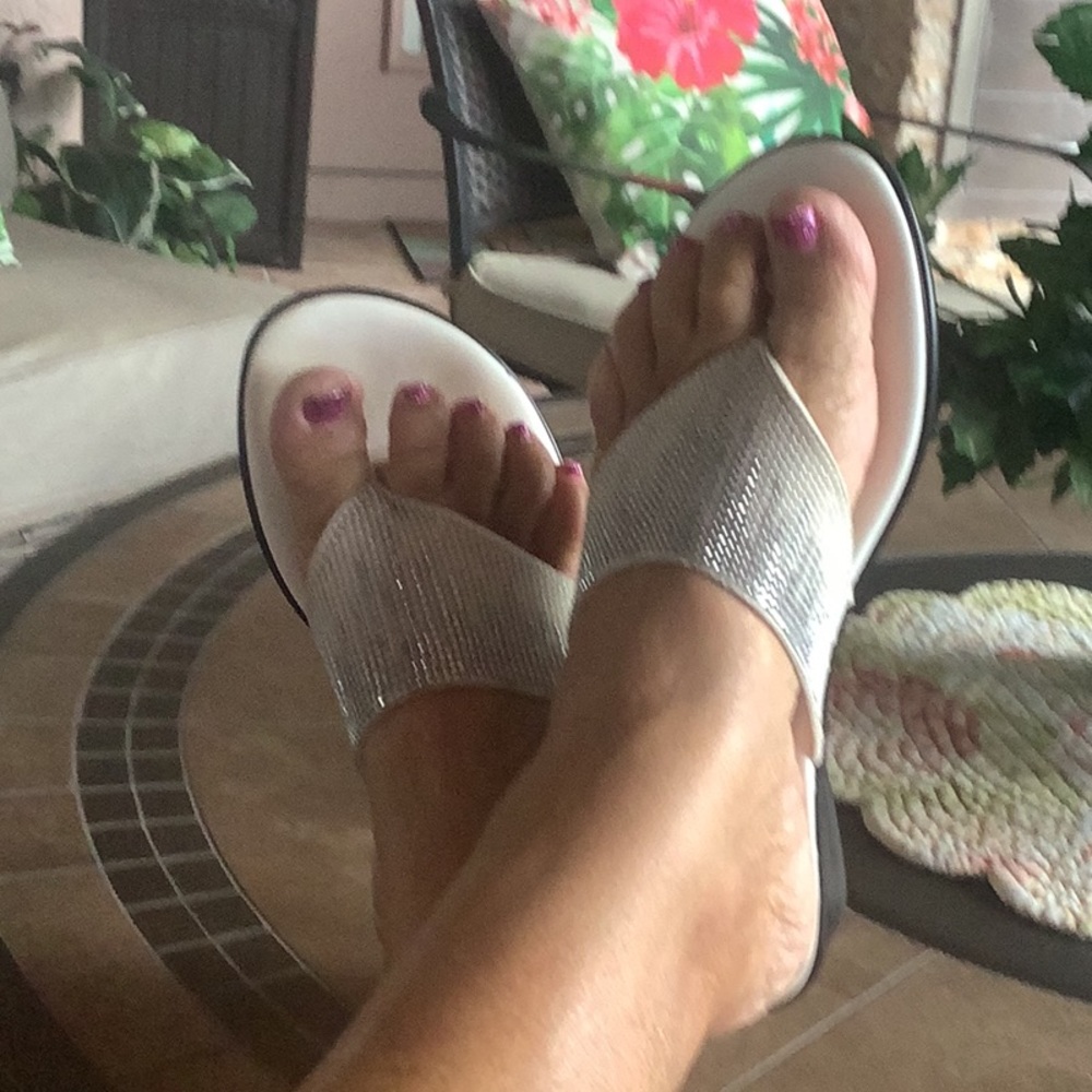 Italian Designers white thongs size 8.5 with beads like new 🌹🌹